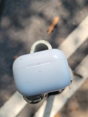 APPLE 2ND GEN  Wireless Earbud Charging Case ONLY